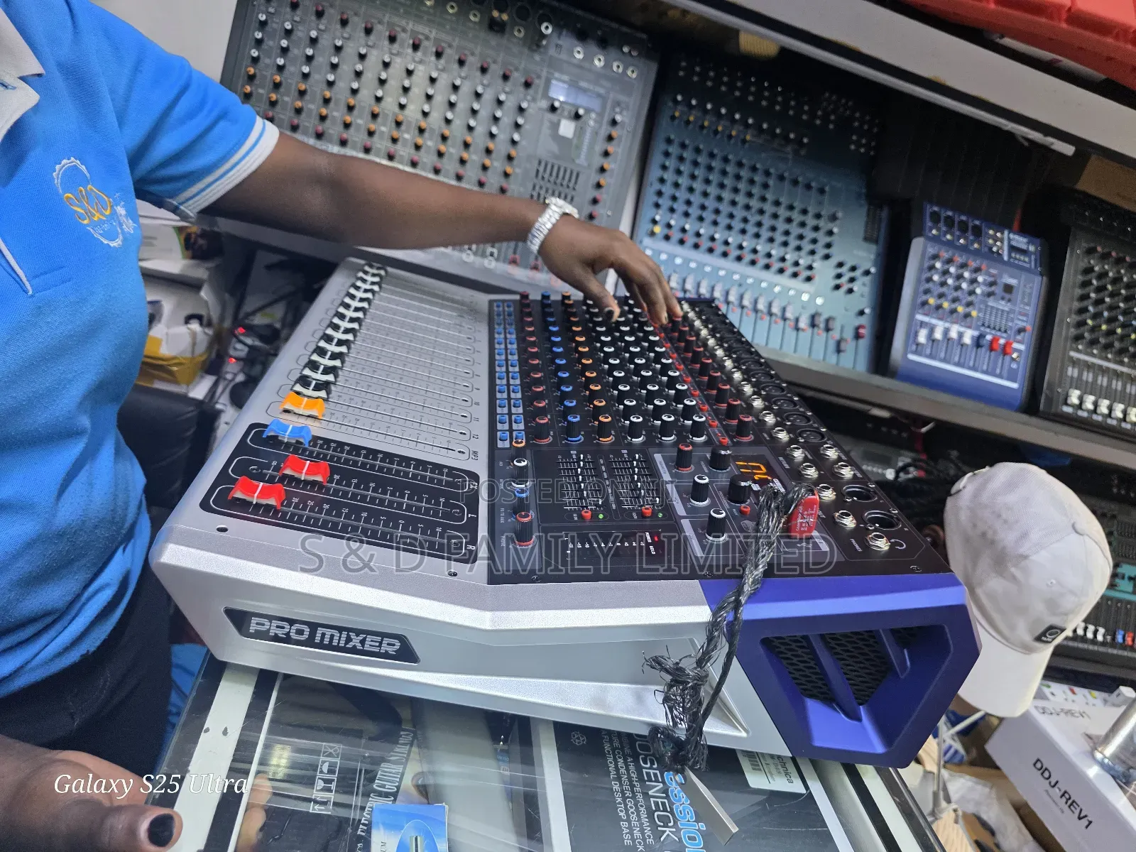 Si Kv120 Twelve Channels Powered Pro Mixer