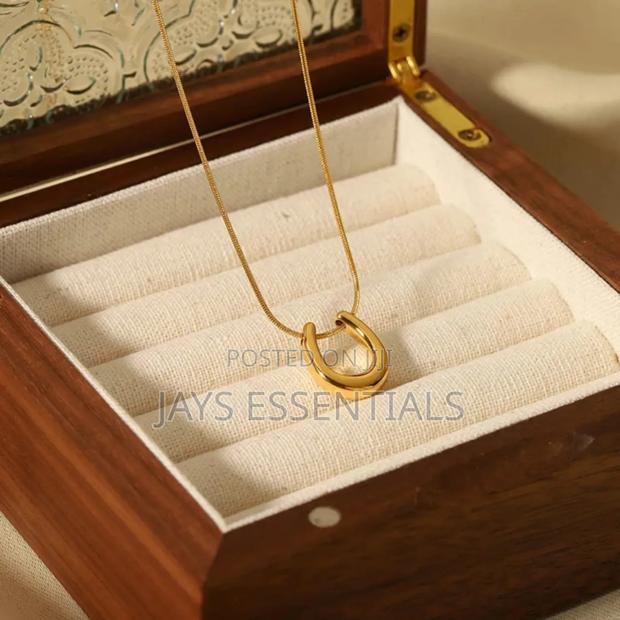 Elegant Hypoallergenic Necklaces - thumbnail 4