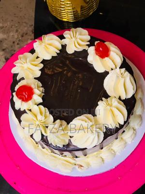 1/2 Kg Vanilla and Chocolate Birthday Cake