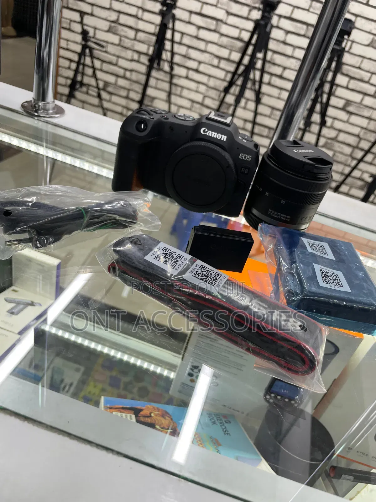 Canon Eos R8 With Rf 24-50mm F/4.5-6.3 Is STM Lens