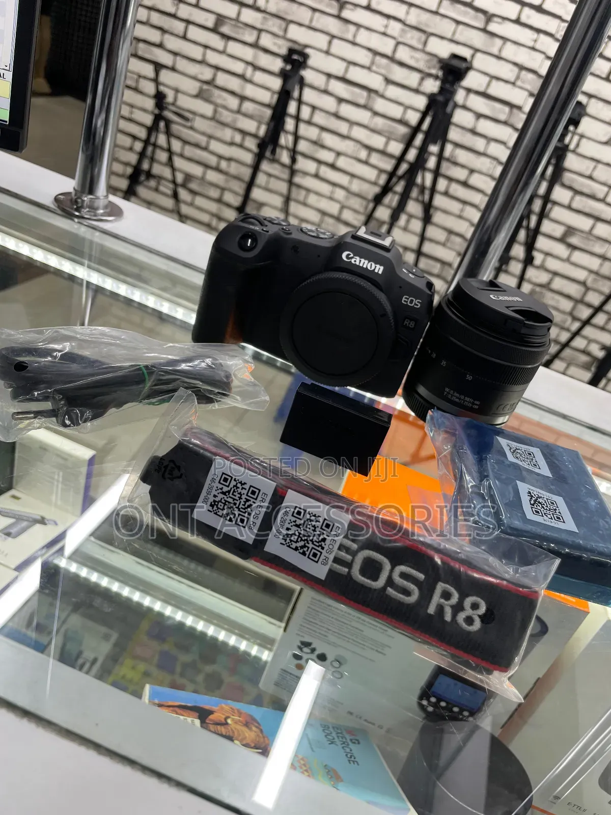 Canon Eos R8 With Rf 24-50mm F/4.5-6.3 Is STM Lens