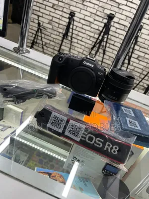 Canon Eos R8 With Rf 24-50mm F/4.5-6.3 Is STM Lens