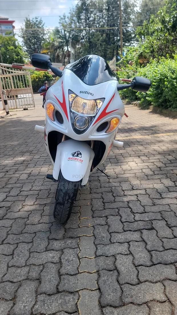 Suzuki Hayabusa 2011 White - main view