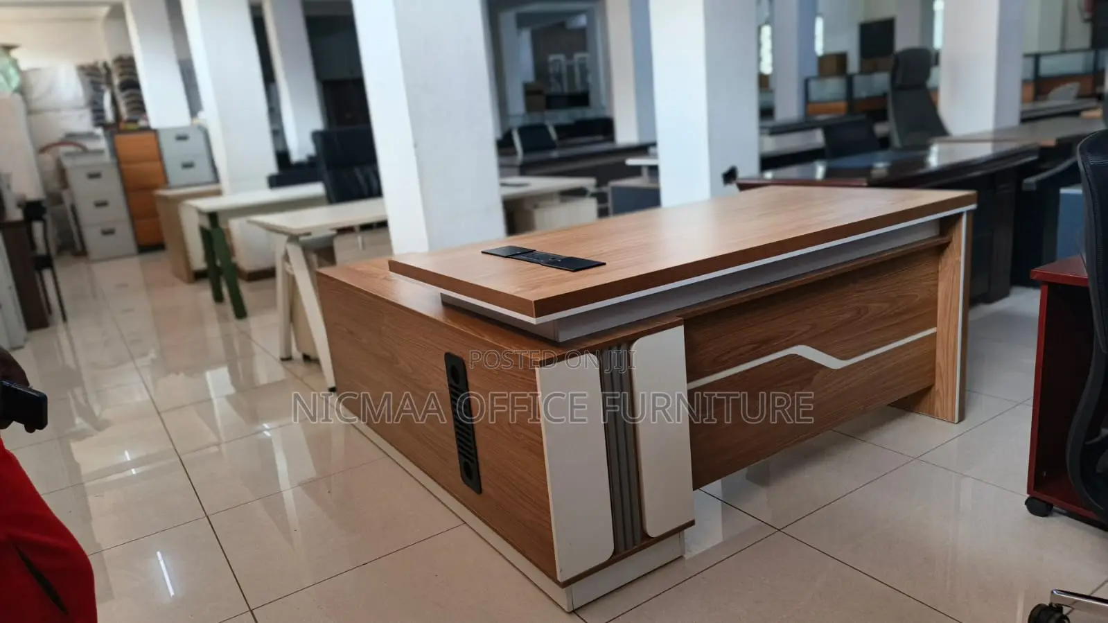 Sleek, Spacious Professional Advanced Desk
