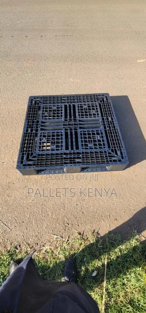 New Heavy-duty Plastic Pallets - 5.5 Tons Capacity