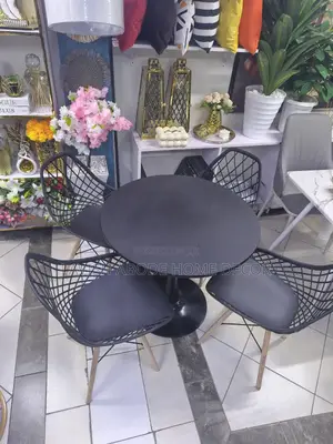 Black Round Tulip Dinning Table Set