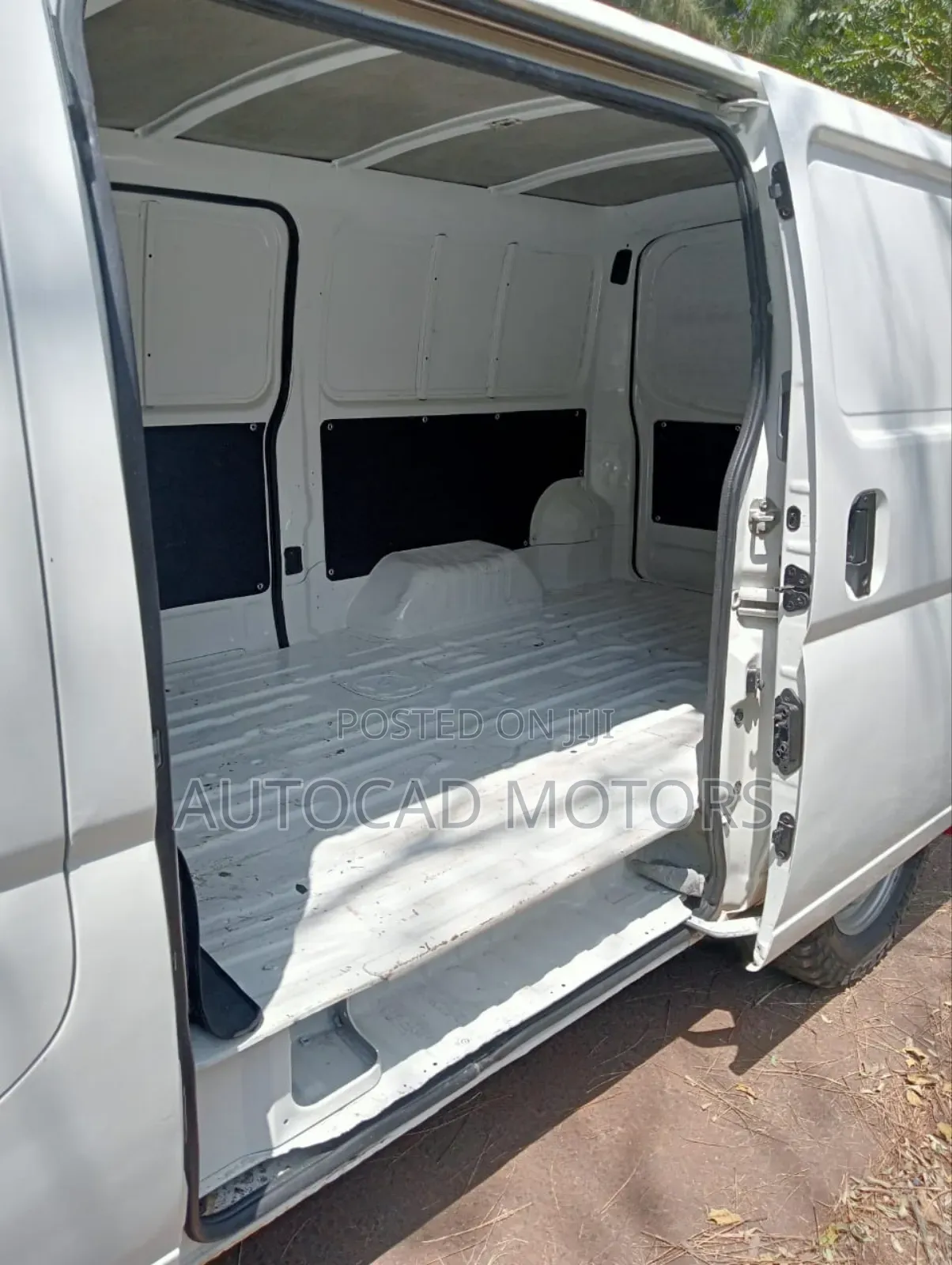 Nissan Caravan (Urvan) 2010 White