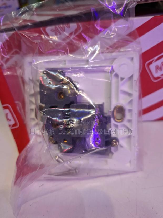 Mk Single Sockets 13a - thumbnail 3