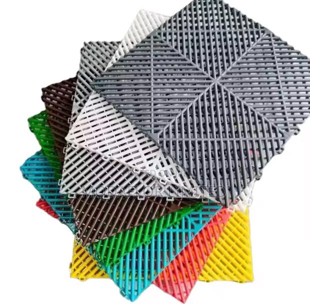 Heavy-Duty Car Garage Mats – Strong Interlocking Tiles