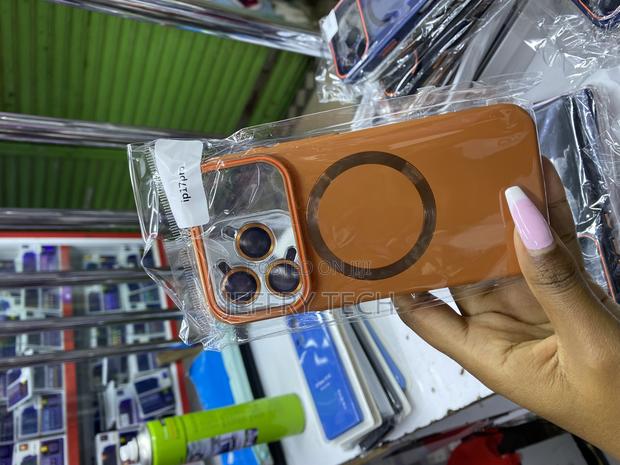 Stash 17 Pro Magsafe Case Built-in Camera Stand and Lense Protector - thumbnail 2