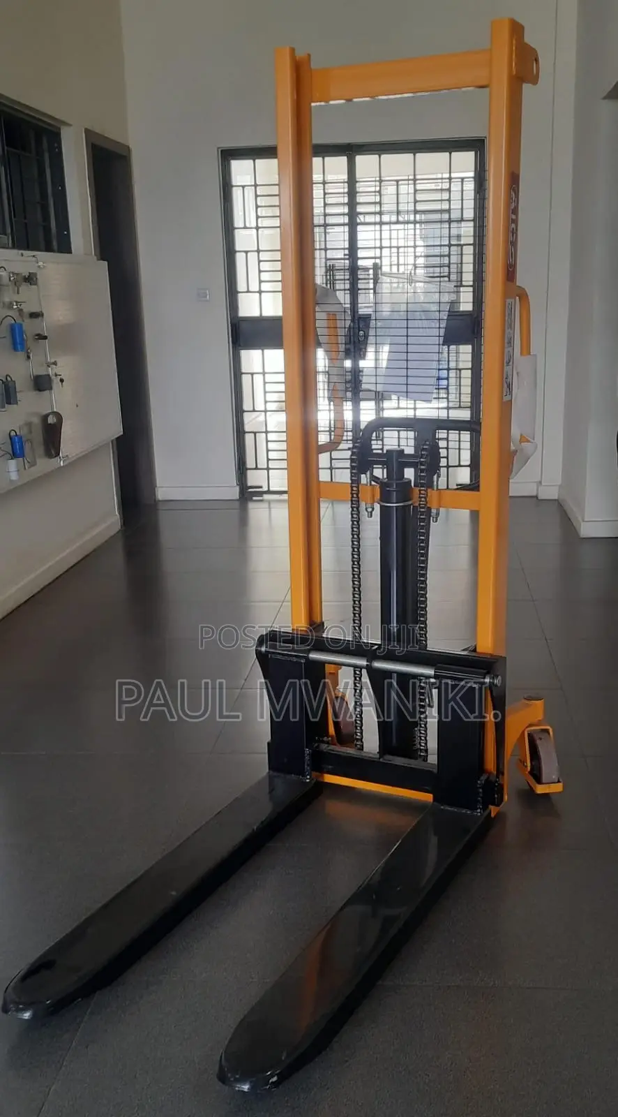 Manual Stacker* Capacity 1.5 Tonnes/2.0 Tonnes