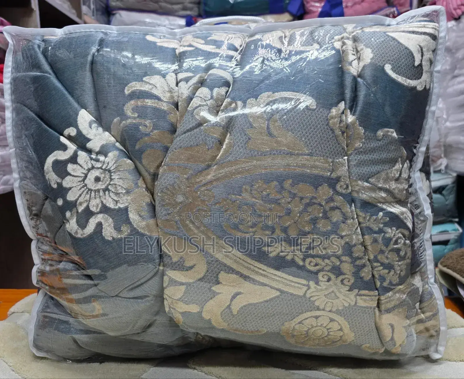* (6pc)High Quality Silk Warm Duvets Available* Size: 6*6/6*7