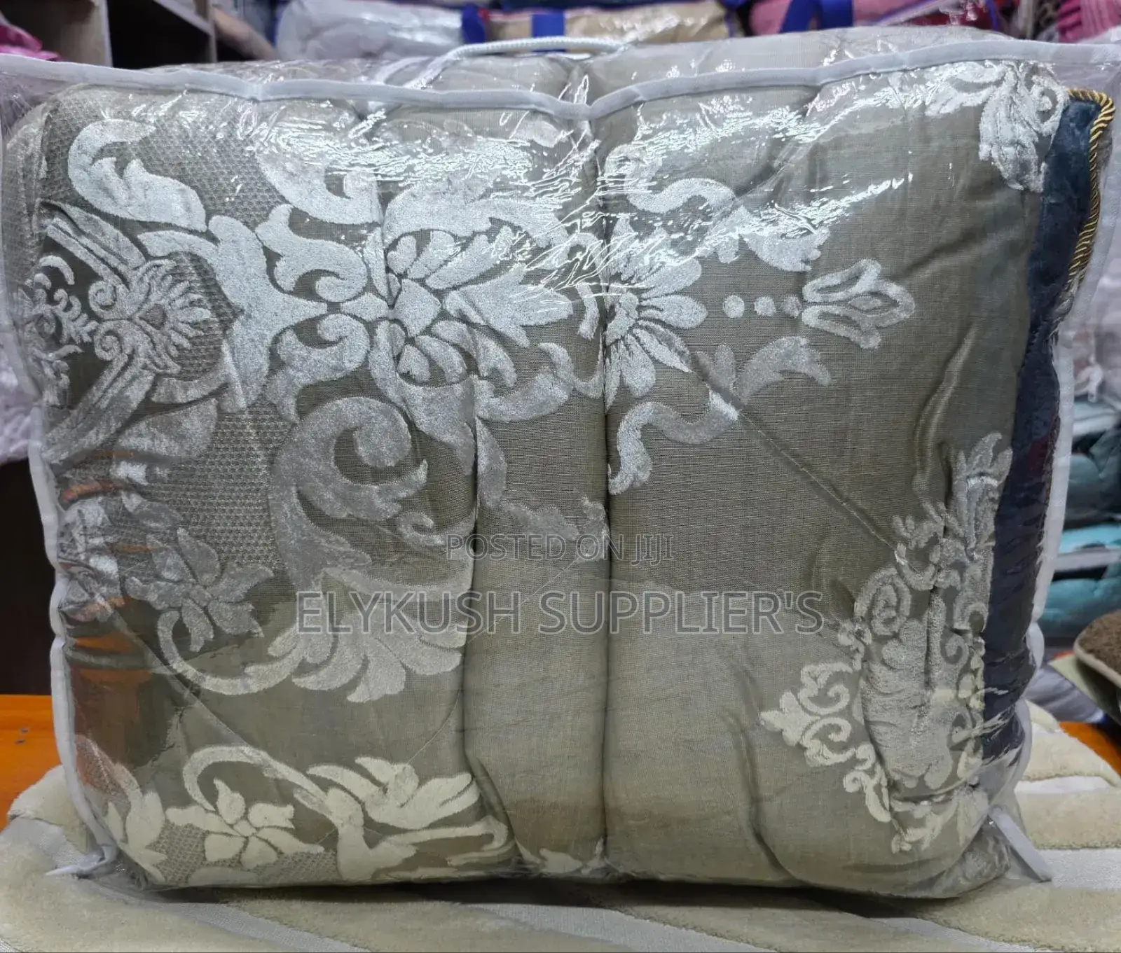 * (6pc)High Quality Silk Warm Duvets Available* Size: 6*6/6*7