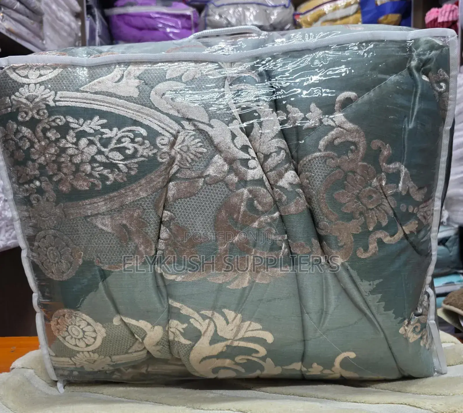 * (6pc)High Quality Silk Warm Duvets Available* Size: 6*6/6*7