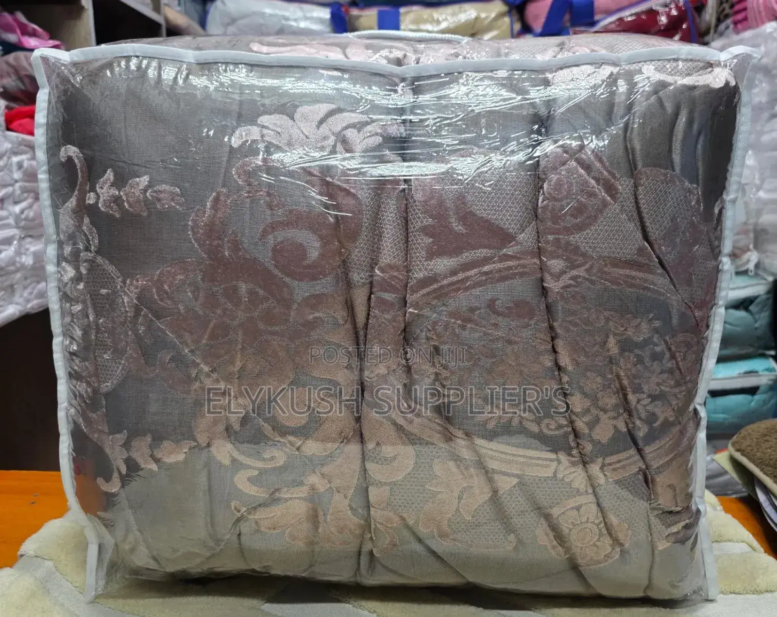 * (6pc)High Quality Silk Warm Duvets Available* Size: 6*6/6*7