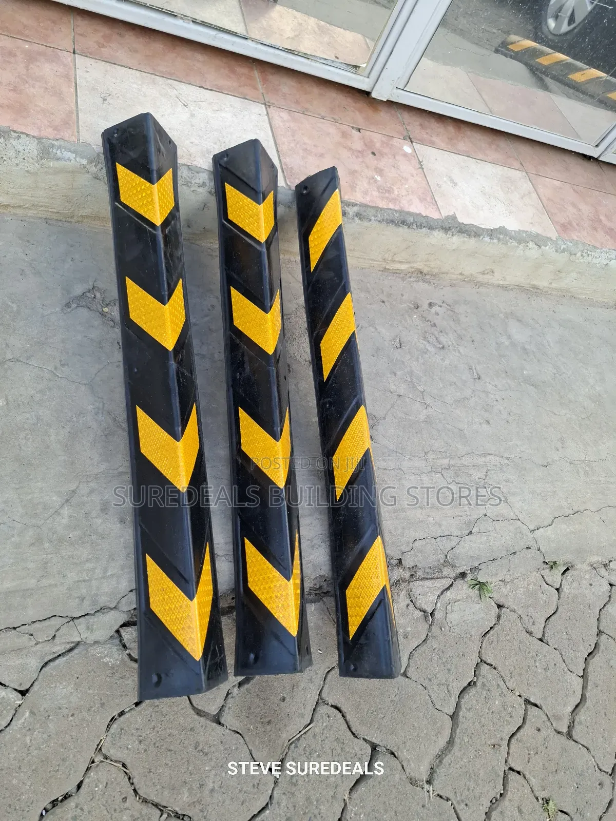 Heavy-duty Rubber Corner Guards With Reflective Yellow Safety Strips