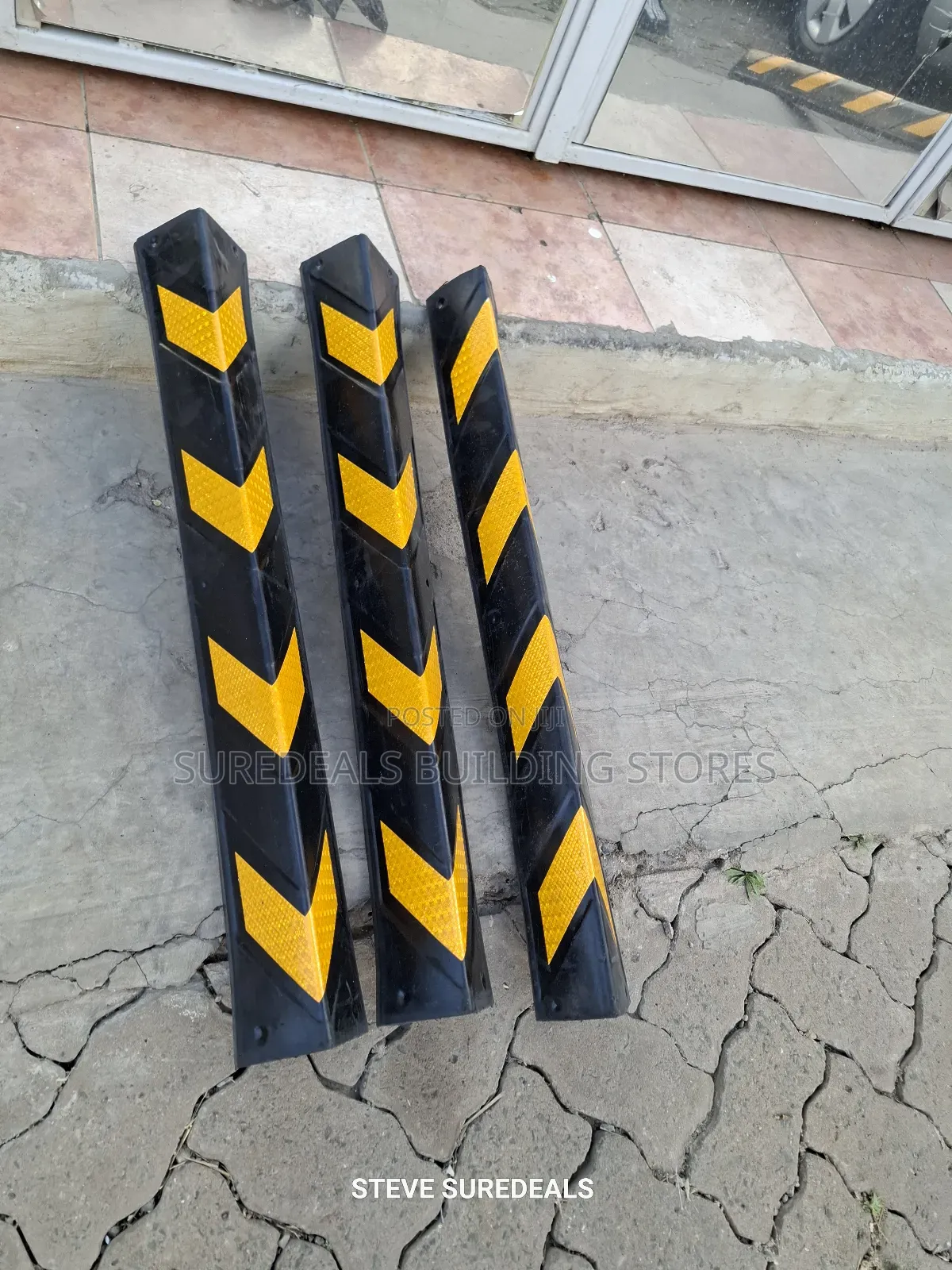 Heavy-duty Rubber Corner Guards With Reflective Yellow Safety Strips