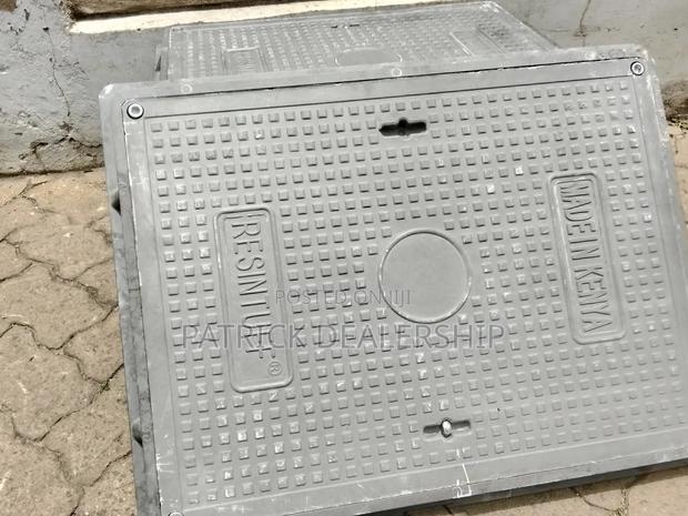 Lockable Fibre Manhole Cover - thumbnail 3