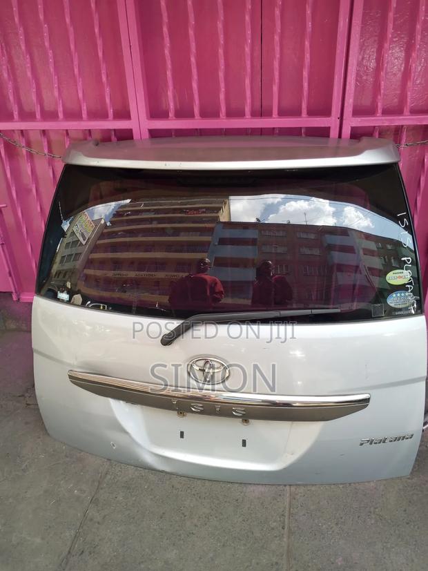 Toyota Isis Boot - main view