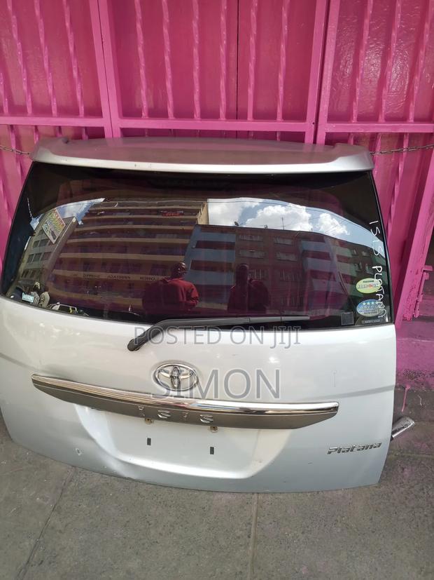 Toyota Isis Boot - thumbnail 3