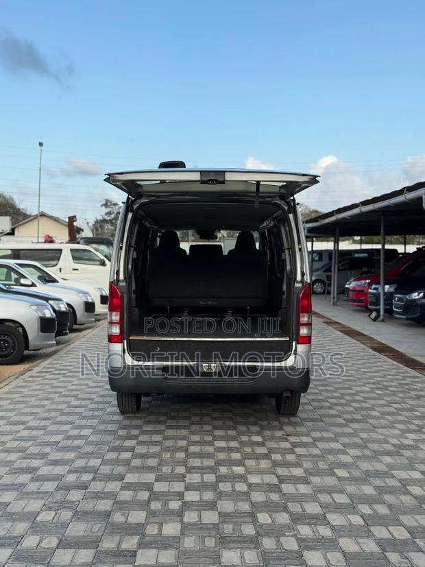 Toyota HiAce 2012 Silver - thumbnail 2