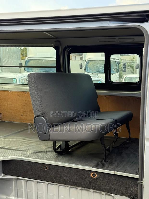 Toyota HiAce 2012 Silver - thumbnail 5
