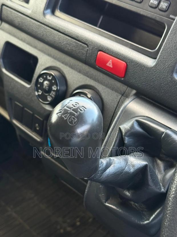 Toyota HiAce 2012 Silver - thumbnail 10