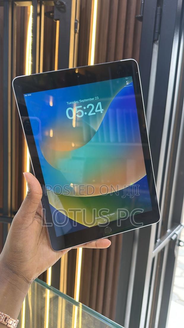 Apple iPad 9.7 32 GB Gray