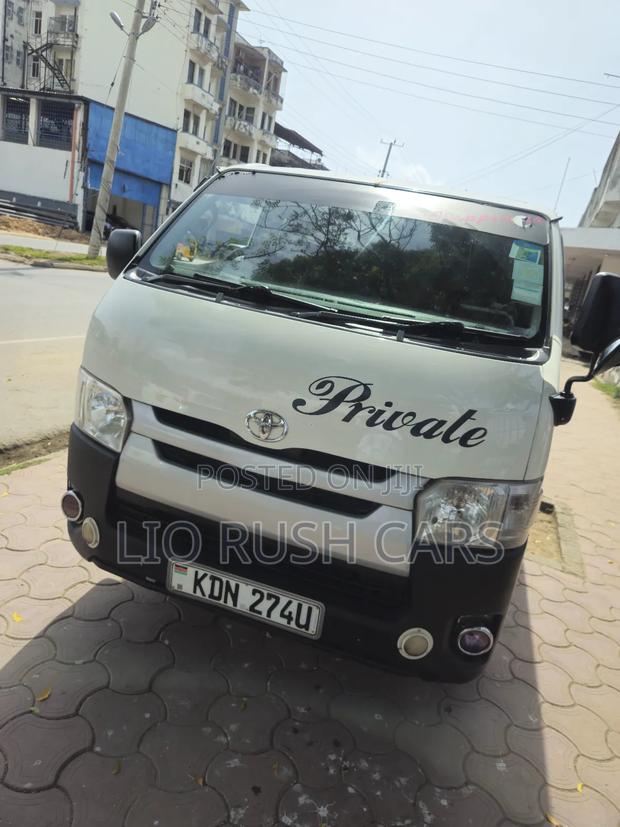 Toyota HiAce 2017 White - main view