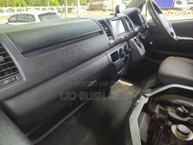 Toyota HiAce 2017 White - thumbnail 2