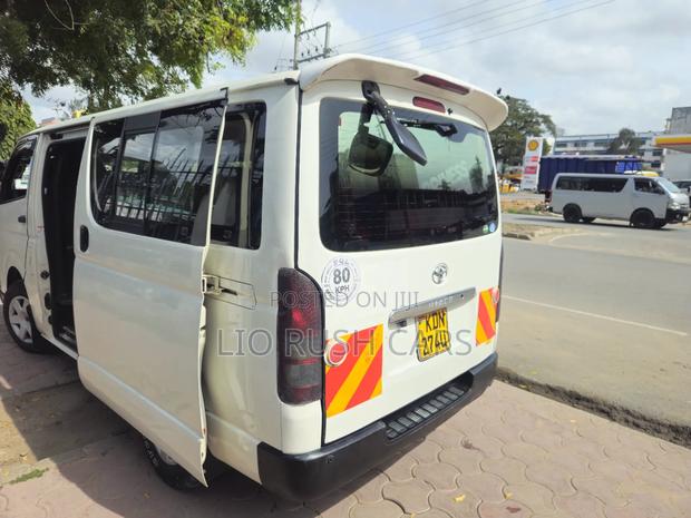 Toyota HiAce 2017 White - thumbnail 9