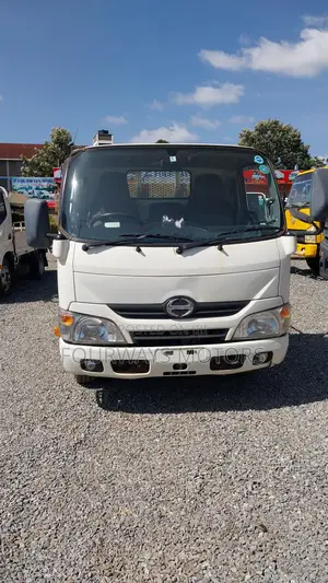 Hino Dutro 2015