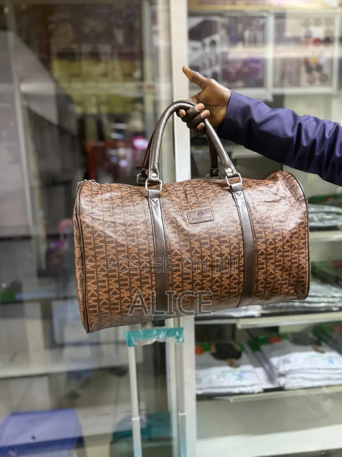 Sleek and Spacious Travelling Bag