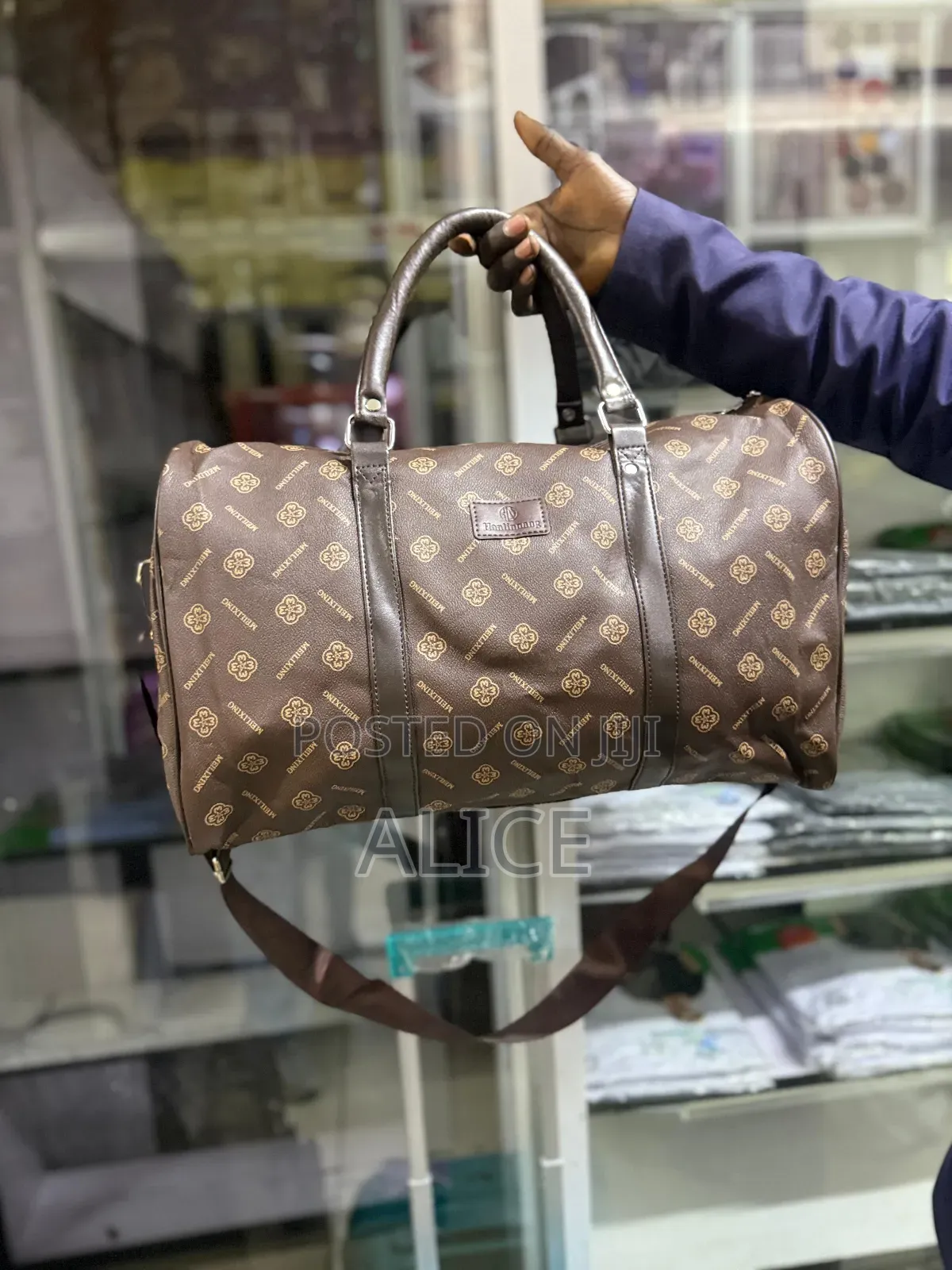 Sleek and Spacious Travelling Bag