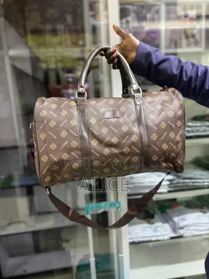 Sleek and Spacious Travelling Bag