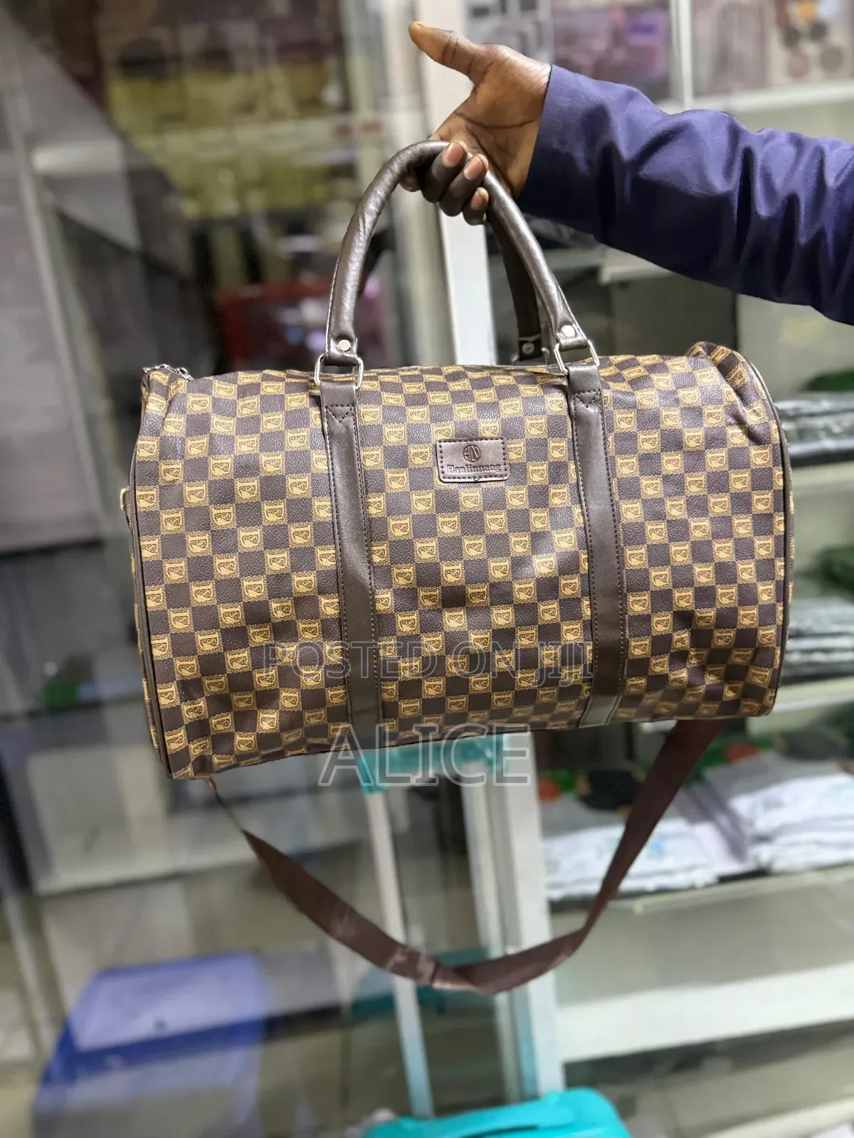 Sleek and Spacious Travelling Bag