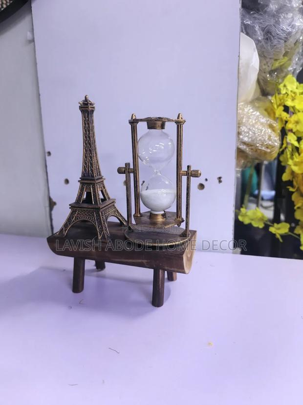 Eiffel Tower Featuring Hour Glass - thumbnail 3