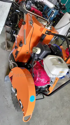 Hemy Duty Honda Powered Conrete/Road Cutter Machine.