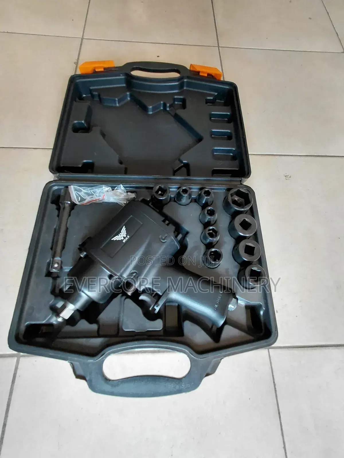 Hemy Duty Half Inch Pneumatic Impact Wrench Machine With Accessories.