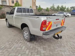 Toyota Hilux 2.5 D-4D 4X4 SRX 2011 Gold