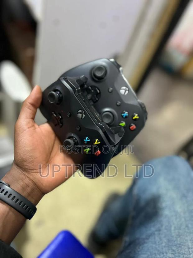 Microsoft Xbox One Controllers Available - main view