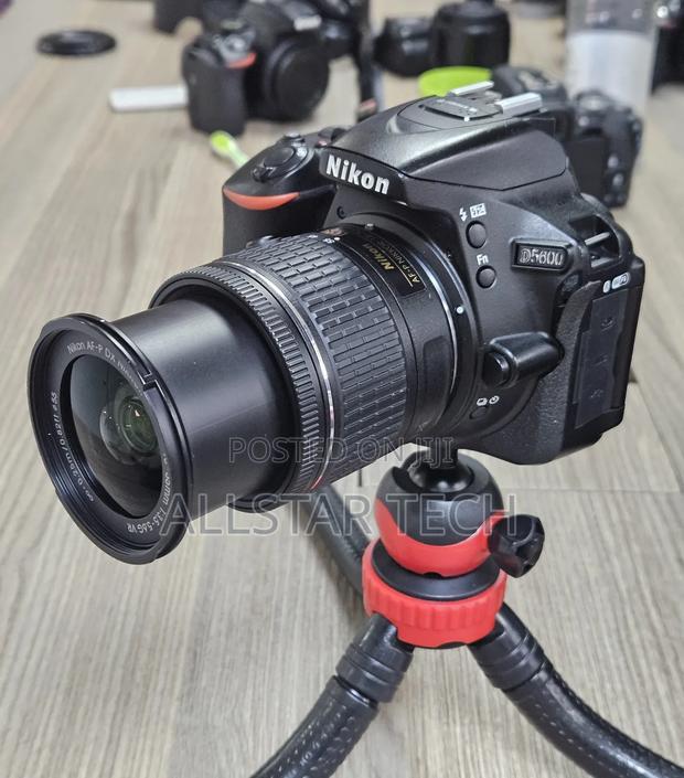 Nikon D5600 DSLR Camera With 18-55mm Ex Us Clean Unit*