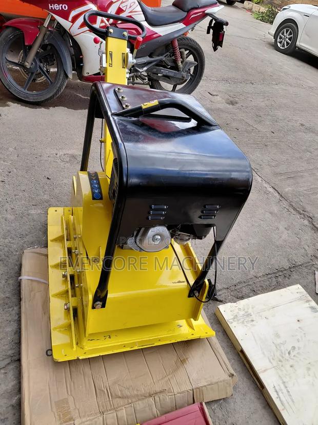 Heavy Duty Reversible Plate Compactor Honda Powered. - thumbnail 3