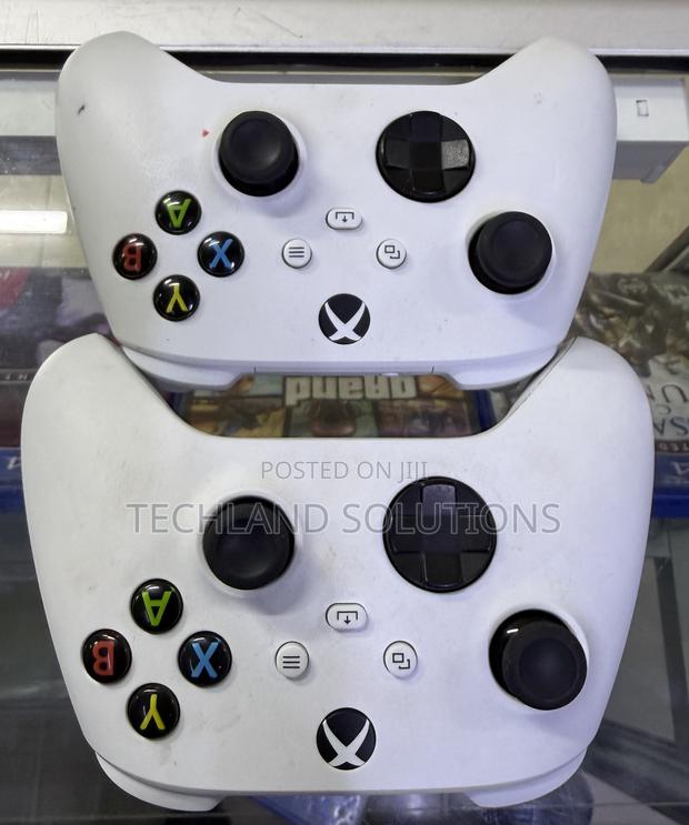 Well Kept Xbox Series Controller - main view