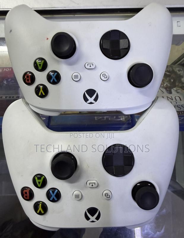 Well Kept Xbox Series Controller - thumbnail 3