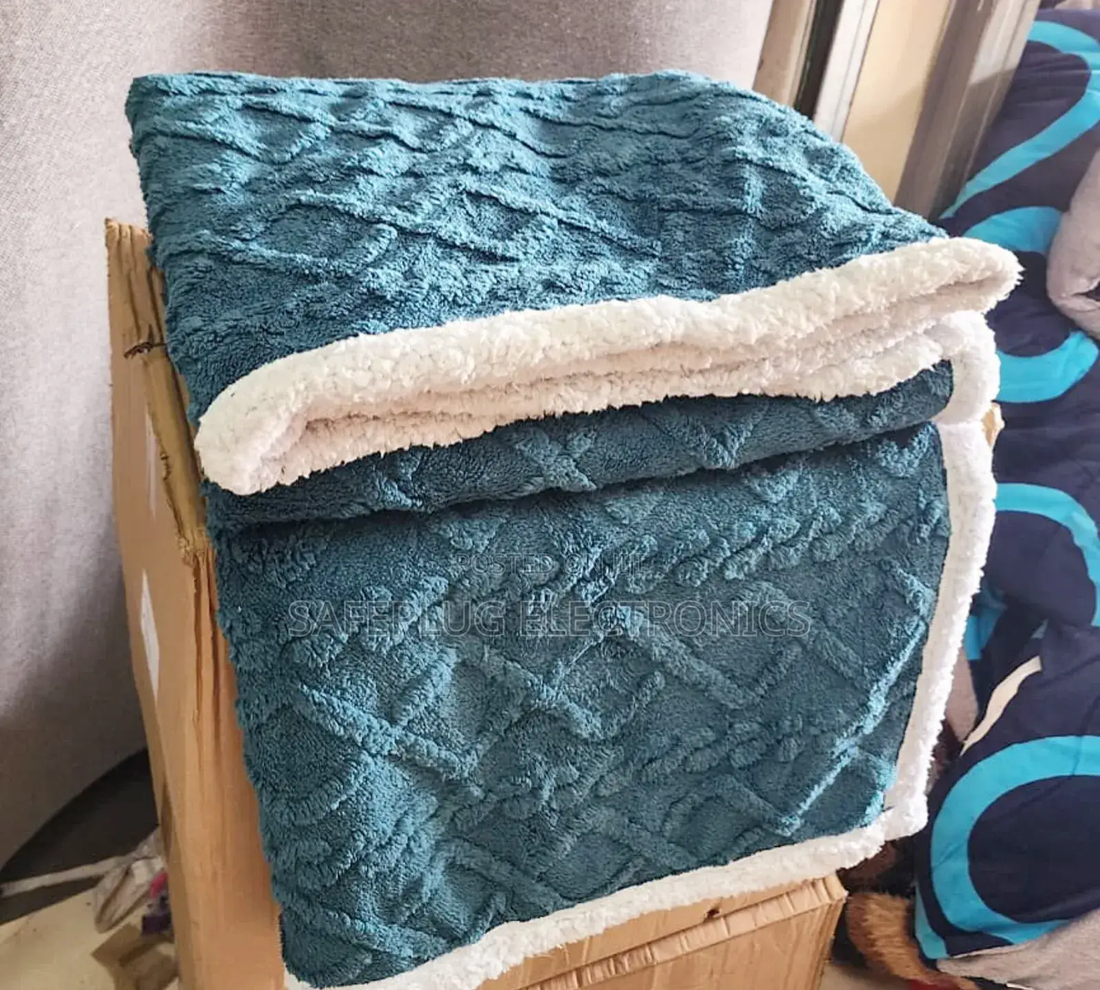 Cosy Woolen Fleece Blanket - 6 by 6 Bed Size