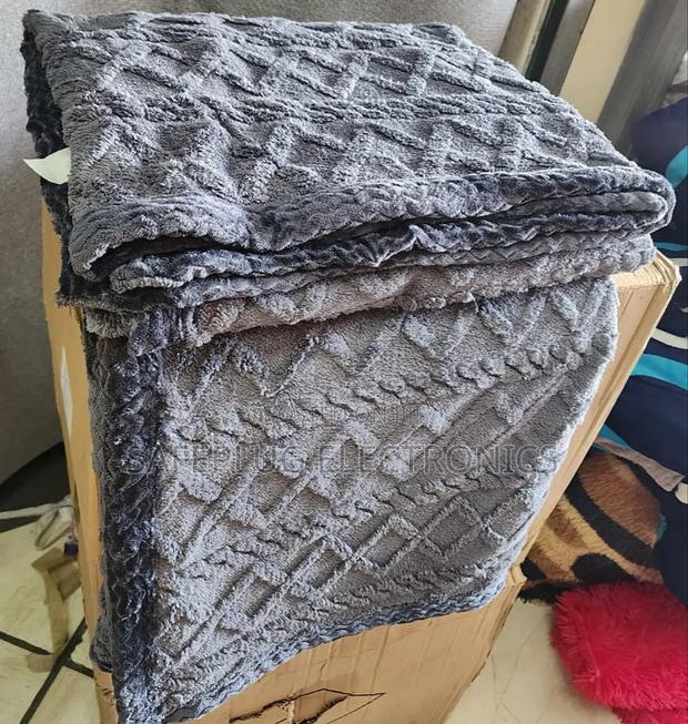 Quality Designed Cosy Woolen Fleece Blanket - 6*6 Bed Size