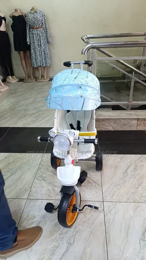 Baby Tricycle
Rotating 360°
Reclines 
With Lights
