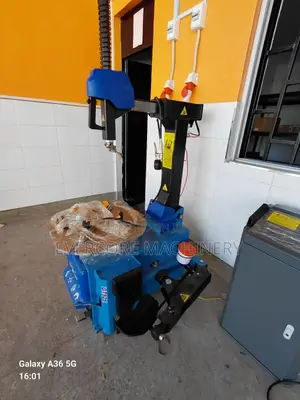 Roadbuck Italy Heavy Duty Electric Changer Machine.