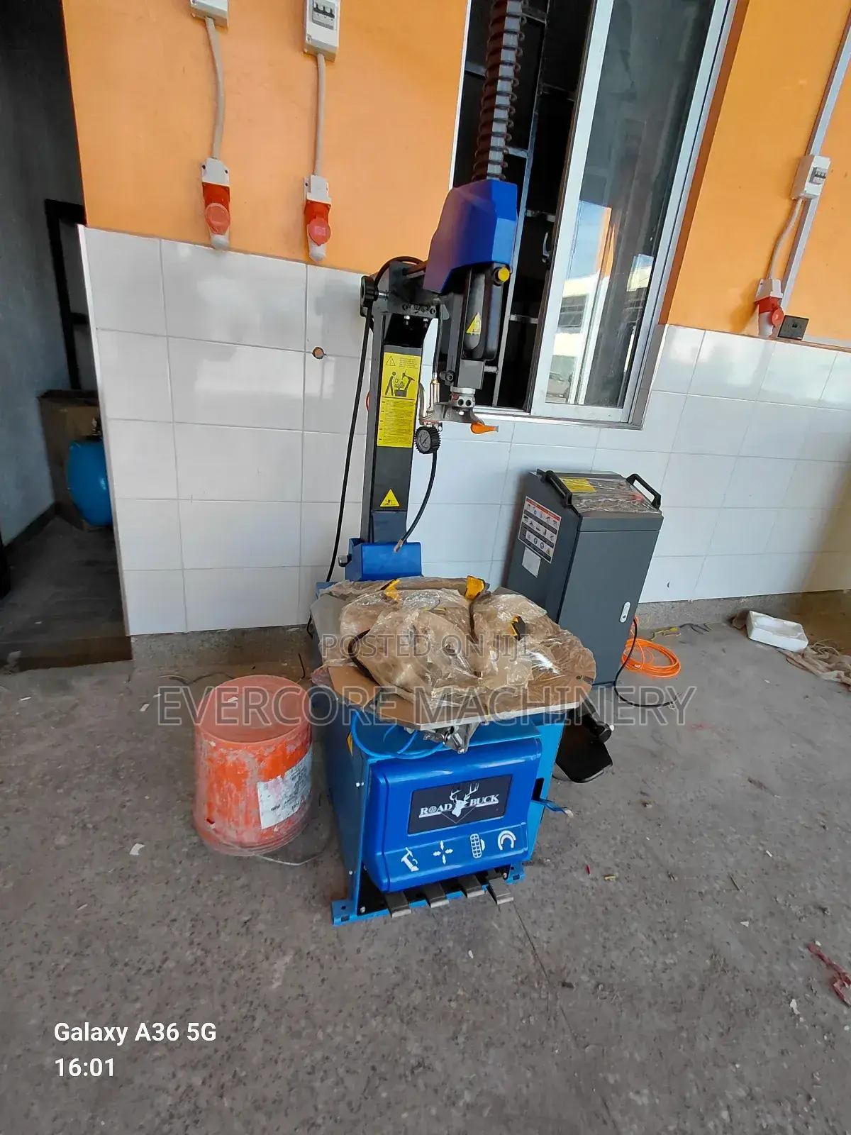 Roadbuck Italy Heavy Duty Electric Changer Machine.